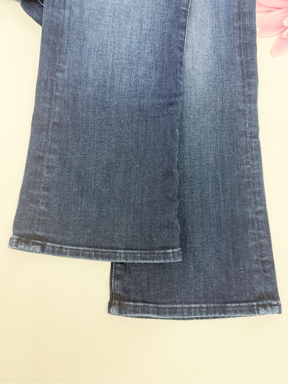 Mother Denim The Outsider Crop Flare Jeans: Two Strangers Ride On The Subway - Picture 11 of 16